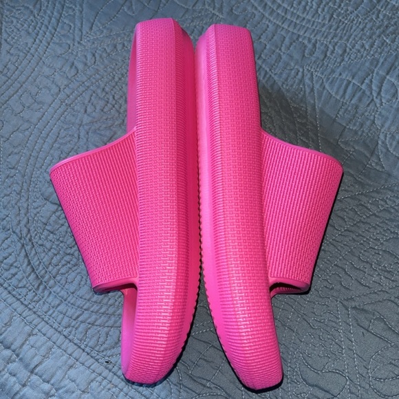 CUSHIONAIRE Women's Feather Cloud Recovery Slide Sandals with +Comfort Size 8 - Picture 8 of 9